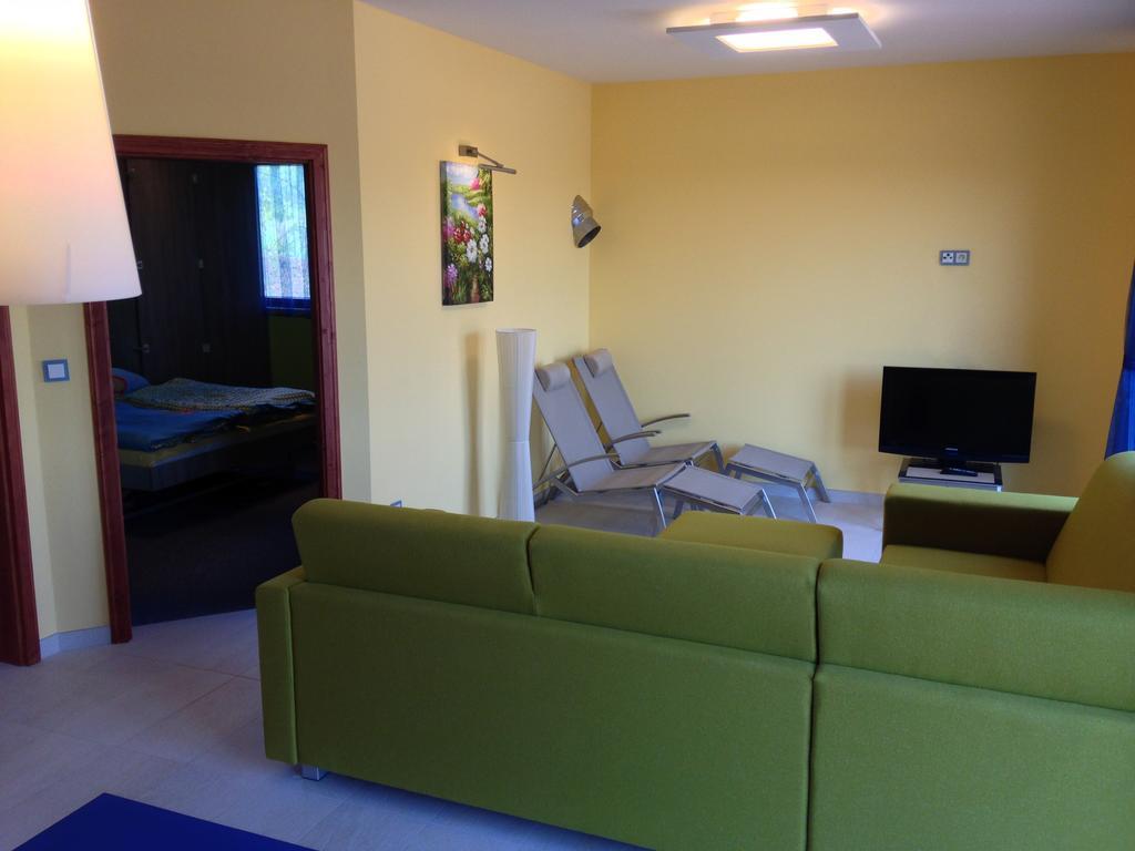 Lake View Apartments Near Golf Resort Kuneticka Hora, Dritec ปาร์ดูบิตเซ ห้อง รูปภาพ